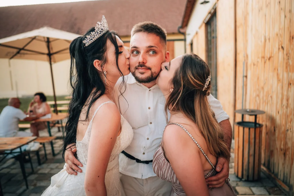 Portrét fotografa Lukáše Krajánka s fotoaparátem